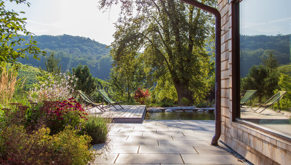 Sonniger Herbstgarten im Wald