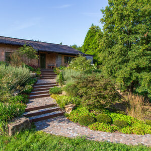 Sonniger Herbstgarten im Wald. – Garten bei Neuenstadt