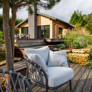 Sonniger Herbstgarten im Wald. – Garten bei Neuenstadt