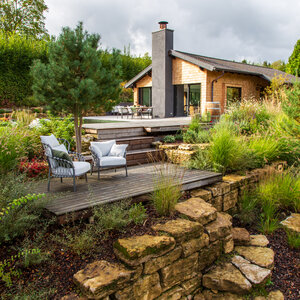 Sonniger Herbstgarten im Wald. – Garten bei Neuenstadt